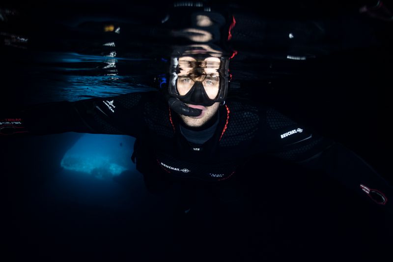 Ritratto subacqueo di Filippo Bonazzoli attraverso la maschera da sub — fotografo e filmmaker dietro AllBlue.