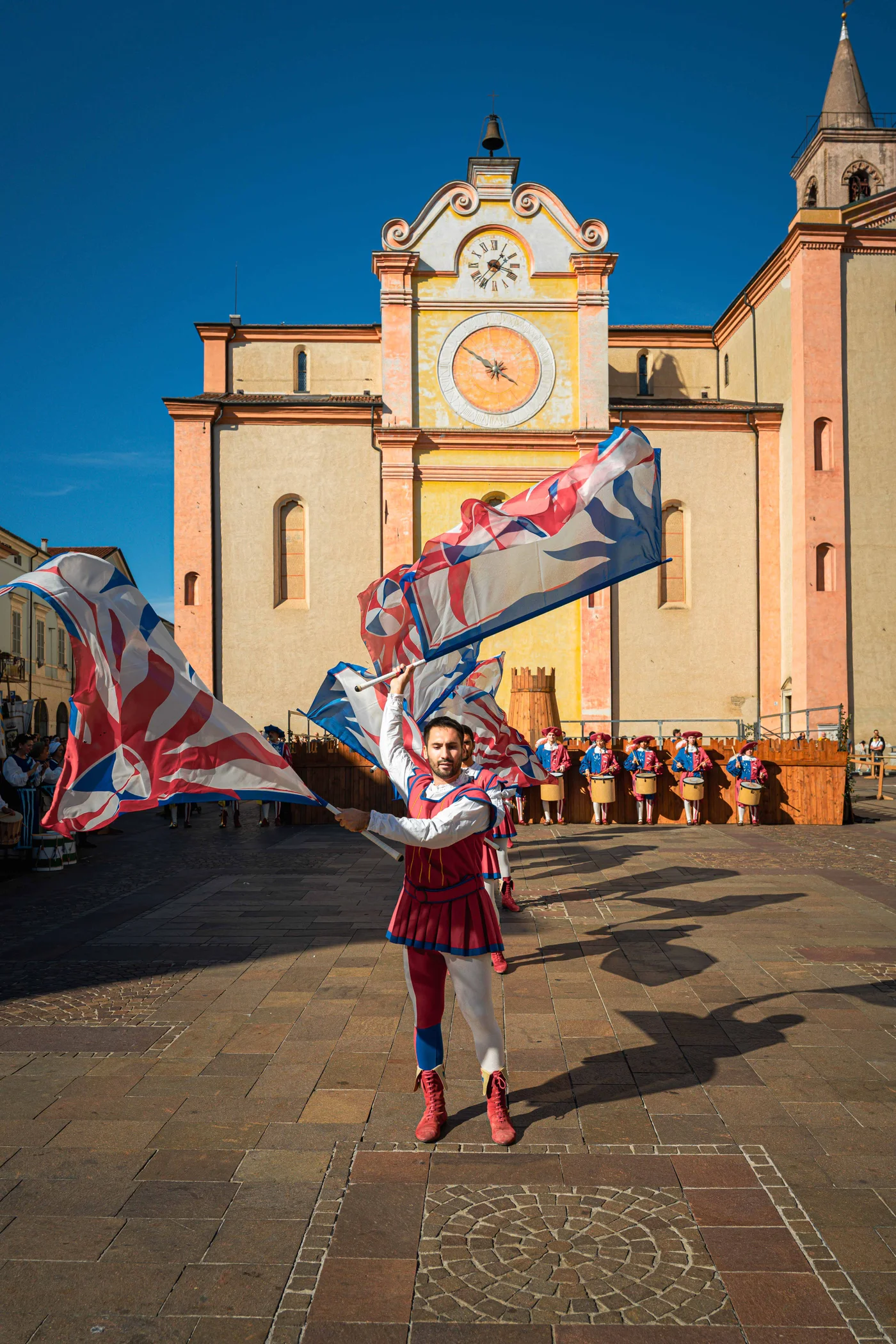 Gli sbandieratori della Quadra in piazza